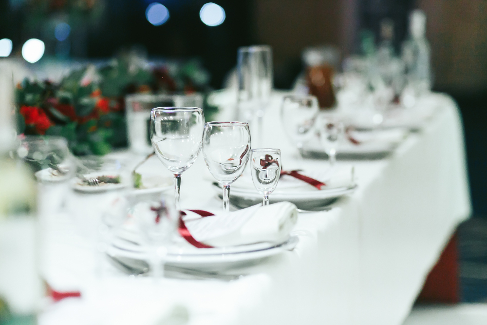 wedding-table-set-with-white-napkins-red-ribbons